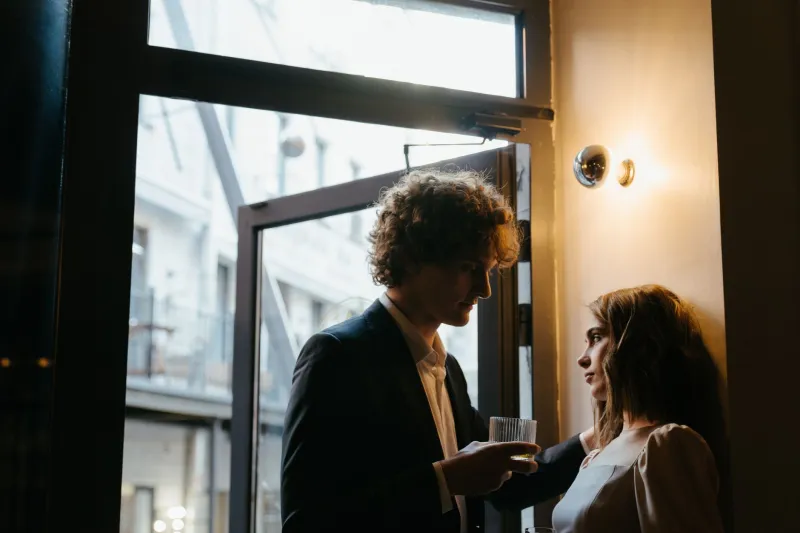 Conexión real, no solo imagen: claves para saber si hay verdadera compatibilidad con una acompañante en Madrid