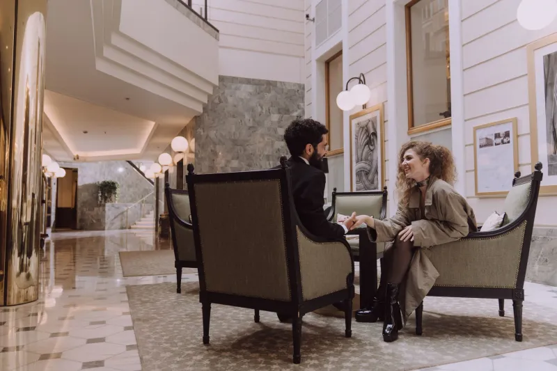 Entre la ilusión y la realidad: lo que de verdad ocurre en un encuentro con una acompañante en Madrid